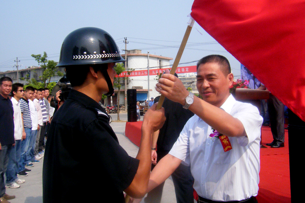 洪合镇党委副书记,镇长陈兴荣为各巡防队伍授旗