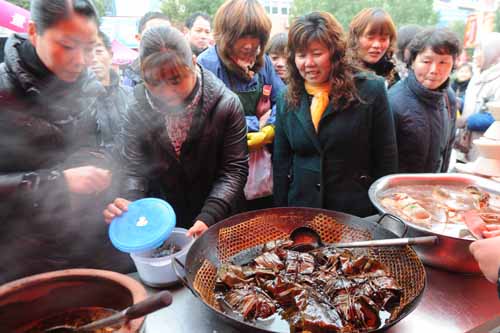 居民们争相品尝美食