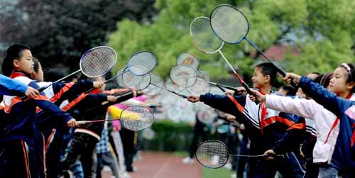 为市七运会开幕准备 小学生苦练羽毛球操
