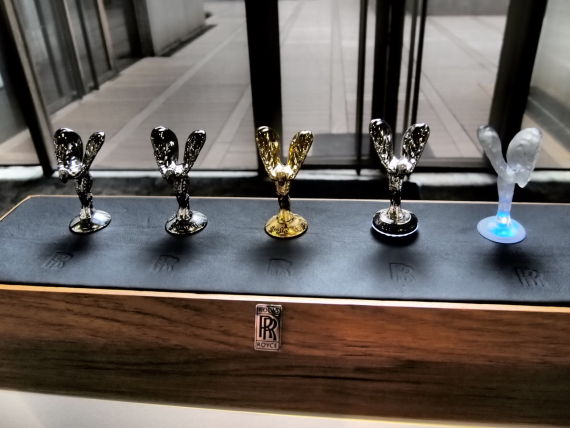 因为今年正式劳斯莱斯车头标志\欢庆女神\