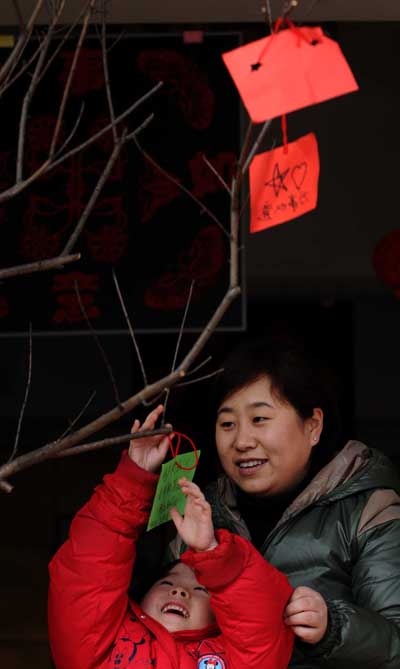 许愿树上挂祝福 幼儿园亲子迎春活动-新年-秀洲