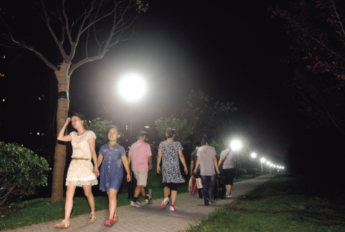杭州塘大桥至春晓公园绿道,亮了 市民夜间散步觉得方便,安全多了