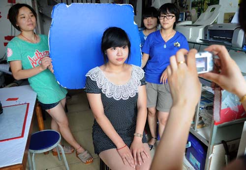 结伴拍摄证件照片你拍照我举牌