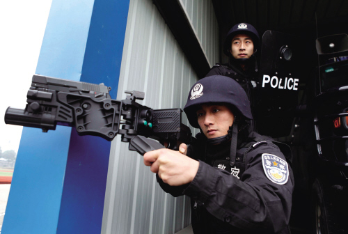 在嘉兴市公安局特警支队举行的一场处突演练中,这款新配备的拐弯枪