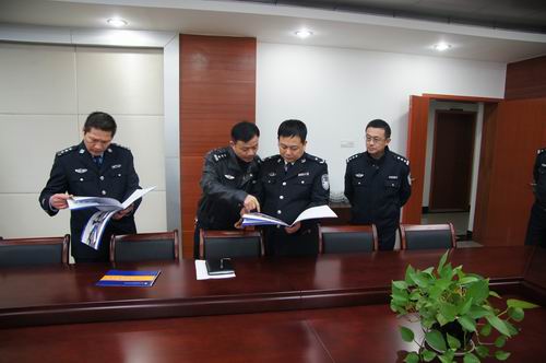 2月24日下午,嘉兴市委常委,公安局长李浩来到秀洲交警大队检查指导