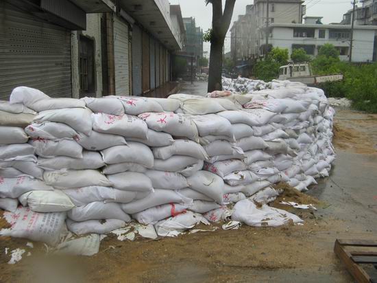 【迎战"海葵"】王江泾镇:运河堤坝加高一米二 薄弱地段筑沙袋墙